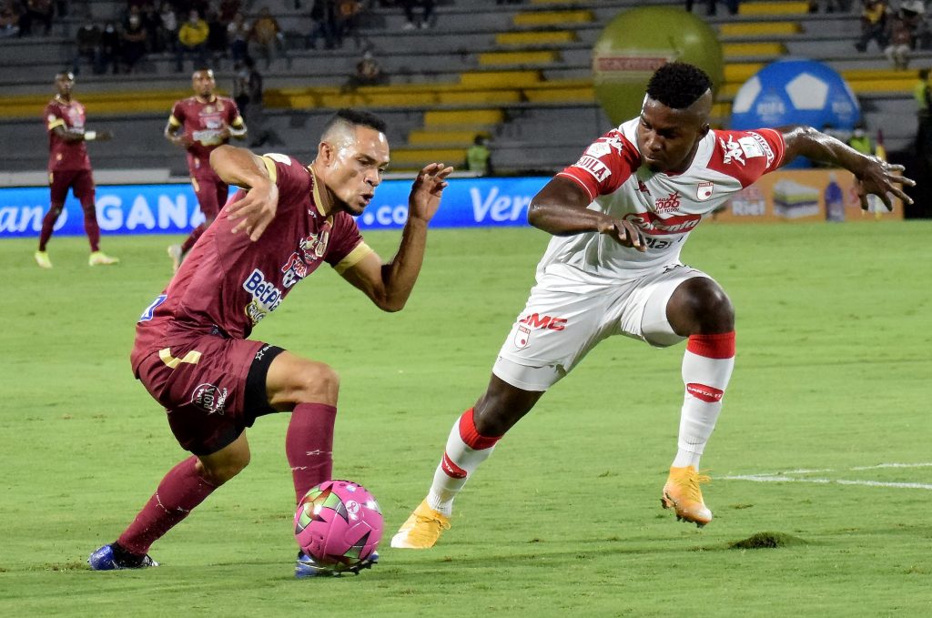 El cuadro 'Cardenal' sigue invicto en la Liga 1 El cuadro 'Cardenal' sigue invicto en la Liga Independiente Santa Fe sacó este viernes un valioso empate como visitante, en la Liga BetPlay. Frente al campeón, Deportes Tolima, el equipo 'Cardenal', dirigido por Grigori Méndez, igualó 0-0 y se mantiene invicto en el campeonato.