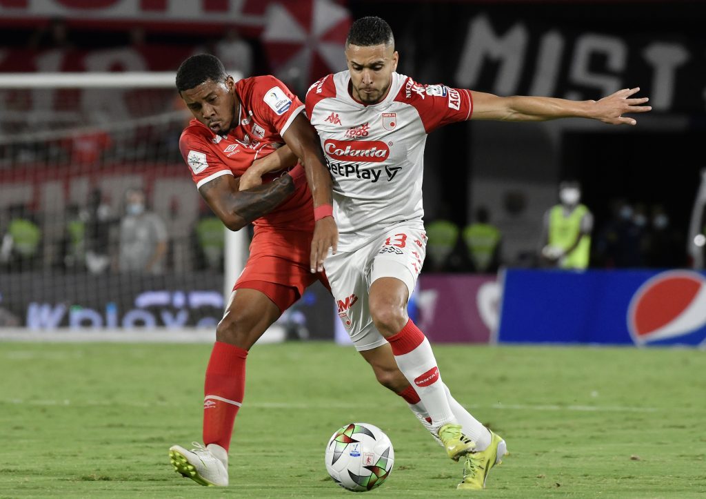 En El Campín, Santa Fe espera ganarle al América la Superliga 1 En El Campín, Santa Fe espera ganarle al América la Superliga Independiente Santa Fe tiene esta noche la posibilidad de ganar su cuarto título de Superliga, cuando enfrente al América a partir de las 8 p. m. en el Estadio El Campín. Un juego de vuelta al que el conjunto bogotano llega con ventaja tras imponerse por 1-2 en el partido de ida, en Cali.