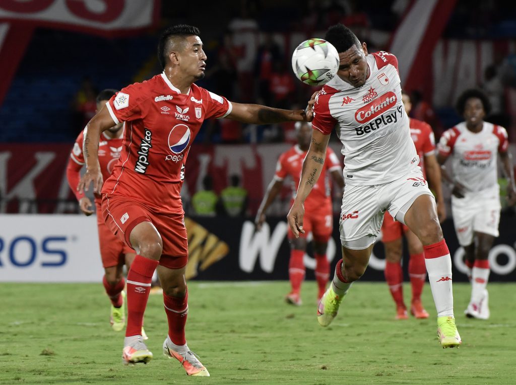 En El Campín, Santa Fe espera ganarle al América la Superliga 3 En El Campín, Santa Fe espera ganarle al América la Superliga Independiente Santa Fe tiene esta noche la posibilidad de ganar su cuarto título de Superliga, cuando enfrente al América a partir de las 8 p. m. en el Estadio El Campín. Un juego de vuelta al que el conjunto bogotano llega con ventaja tras imponerse por 1-2 en el partido de ida, en Cali.