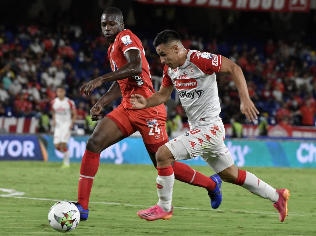 En El Campín, Santa Fe espera ganarle al América la Superliga 4 En El Campín, Santa Fe espera ganarle al América la Superliga Independiente Santa Fe tiene esta noche la posibilidad de ganar su cuarto título de Superliga, cuando enfrente al América a partir de las 8 p. m. en el Estadio El Campín. Un juego de vuelta al que el conjunto bogotano llega con ventaja tras imponerse por 1-2 en el partido de ida, en Cali.