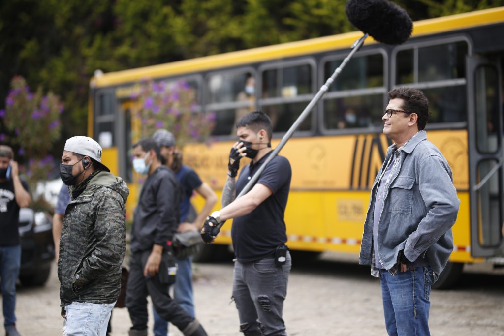 A sus 60 años Carlos Vives regresa a la TV con 'El club de los graves' 4 A sus 60 años Carlos Vives regresa a la TV con 'El club de los graves' Bastantes son los años que han pasado desde que Carlos Vives decidió dejar de lado la actuación para concentrarse en su carrera musical, una apuesta ganadora que lo llevó a ser uno de los máximos representantes de la música colombiana en el mundo.