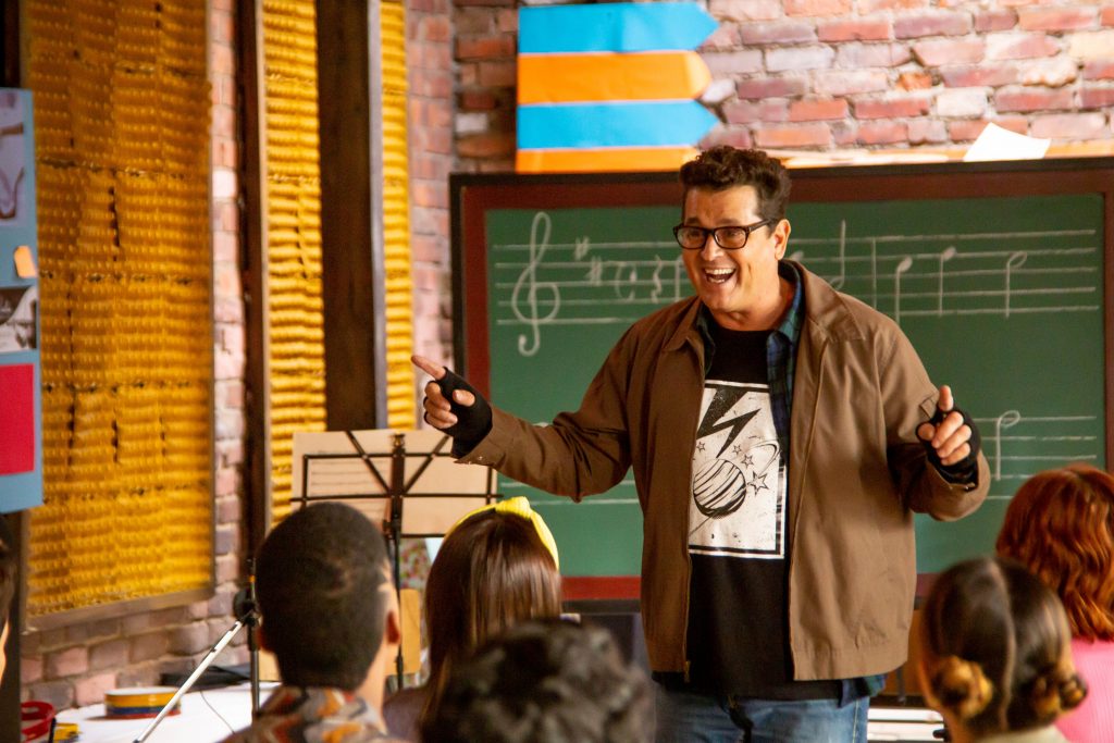 A sus 60 años Carlos Vives regresa a la TV con 'El club de los graves' 2 A sus 60 años Carlos Vives regresa a la TV con 'El club de los graves' Bastantes son los años que han pasado desde que Carlos Vives decidió dejar de lado la actuación para concentrarse en su carrera musical, una apuesta ganadora que lo llevó a ser uno de los máximos representantes de la música colombiana en el mundo.