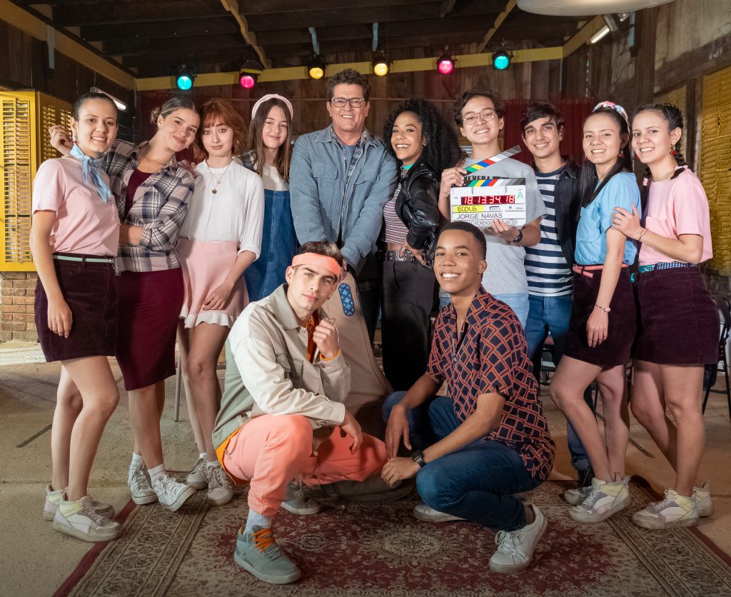 A sus 60 años Carlos Vives regresa a la TV con 'El club de los graves' 1 A sus 60 años Carlos Vives regresa a la TV con 'El club de los graves' Bastantes son los años que han pasado desde que Carlos Vives decidió dejar de lado la actuación para concentrarse en su carrera musical, una apuesta ganadora que lo llevó a ser uno de los máximos representantes de la música colombiana en el mundo.
