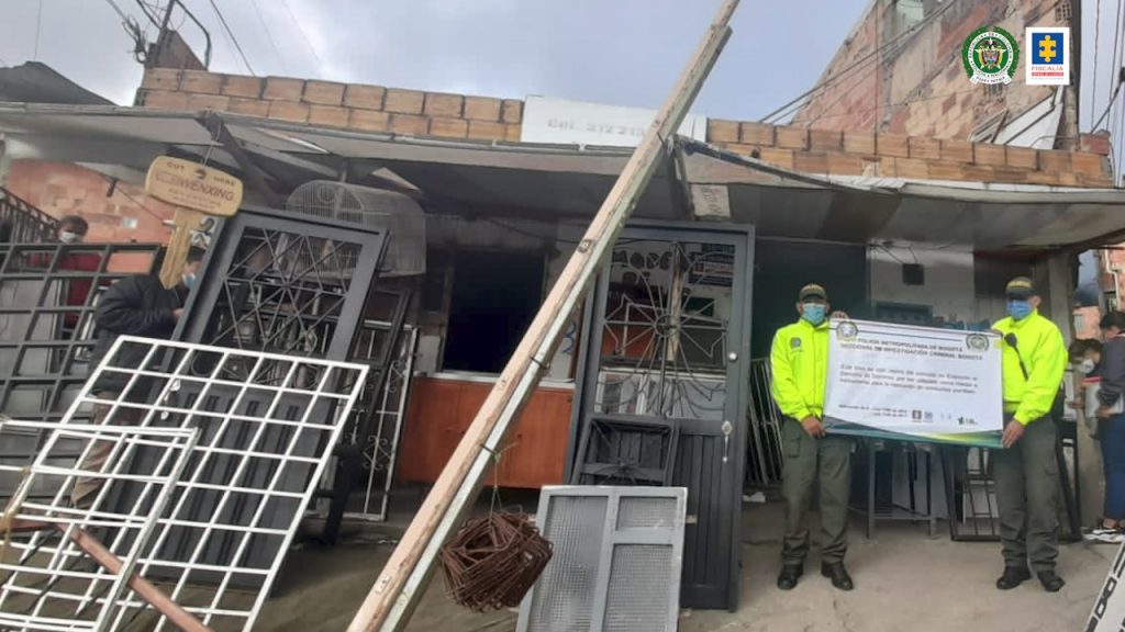 Extinción de dominio a 29 inmuebles de 14 bandas delincuenciales 1 Extinción de dominio a 29 inmuebles de 14 bandas delincuenciales 29 inmuebles ubicados en Bogotá, avaluados en más de 7.500 millones de pesos, fueron puestos en extinción de dominio por las autoridades, por haber sido usados presuntamente por 14 estructuras dedicadas al homicidio y el acopio y distribución de estupefacientes.