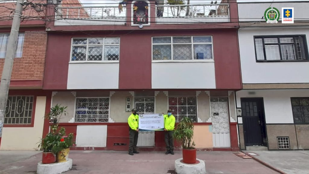 Extinción de dominio a 29 inmuebles de 14 bandas delincuenciales 2 Extinción de dominio a 29 inmuebles de 14 bandas delincuenciales 29 inmuebles ubicados en Bogotá, avaluados en más de 7.500 millones de pesos, fueron puestos en extinción de dominio por las autoridades, por haber sido usados presuntamente por 14 estructuras dedicadas al homicidio y el acopio y distribución de estupefacientes.