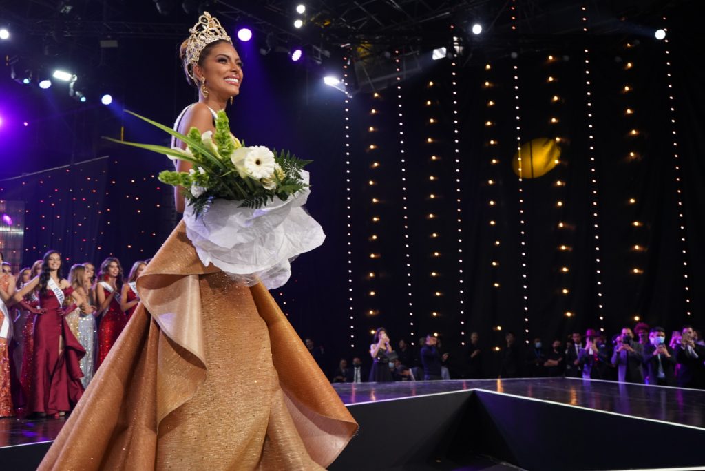 Conozca a la bella cartagenera que es Miss Universe El lunes festivo Cartagena se vistió de gala por cuenta de la elección y coronación de su soberana, Valeria María Ayos Bossa. La hermosa cartagenera de 27 años será quien nos representará en Miss Universo, que se llevará a cabo en diciembre próximo en Eilat (Israel). A continuación le contamos de la A a la Z quién es esta despampanante morena.
