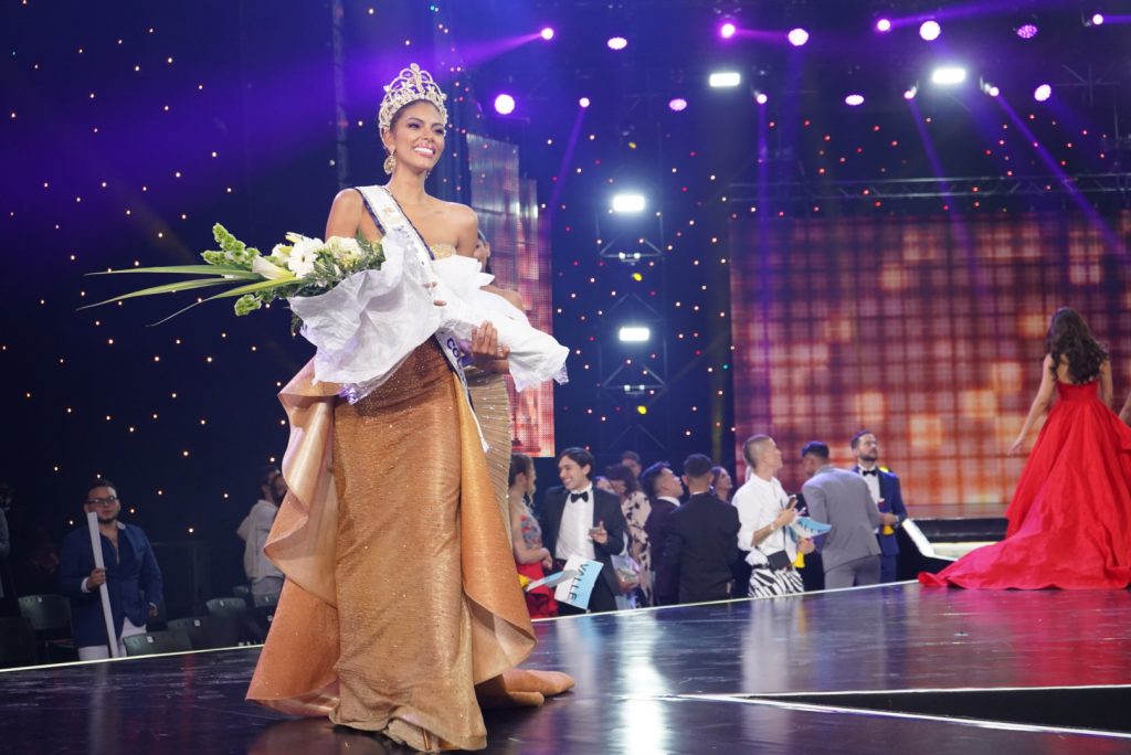 Valeria Ayos, señorita Cartagena, es la Miss Universe Colombia Este lunes 18 de octubre Miss Universe Colombia coronó a la señorita Cartagena, Valeria Ayos Bossa, como la nueva representante del país en el certamen de belleza más importante del mundo, Miss Universe, el cual se llevará a cabo en el mes de diciembre en Israel.