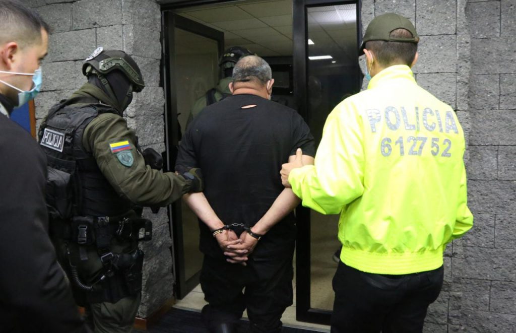 Alias 'Otoniel' será extraditado a los Estados Unidos 5 Alias 'Otoniel' será extraditado a los Estados Unidos El próximo destino del capo del narcotráfico más buscado de Colombi, Dairo Antonio Úsuga David, alias Otoniel, ya está escrito: en el próximo mes, según aseguró el ministro de Justicia, Wilson Ruiz, se adelantarán los trámites para que este antioqueño de 50 años responda por su prontuario delictivo –de más de de tres décadas– ante las autoridades de los Estados Unidos, donde tres cortes solicitaron su extradición.