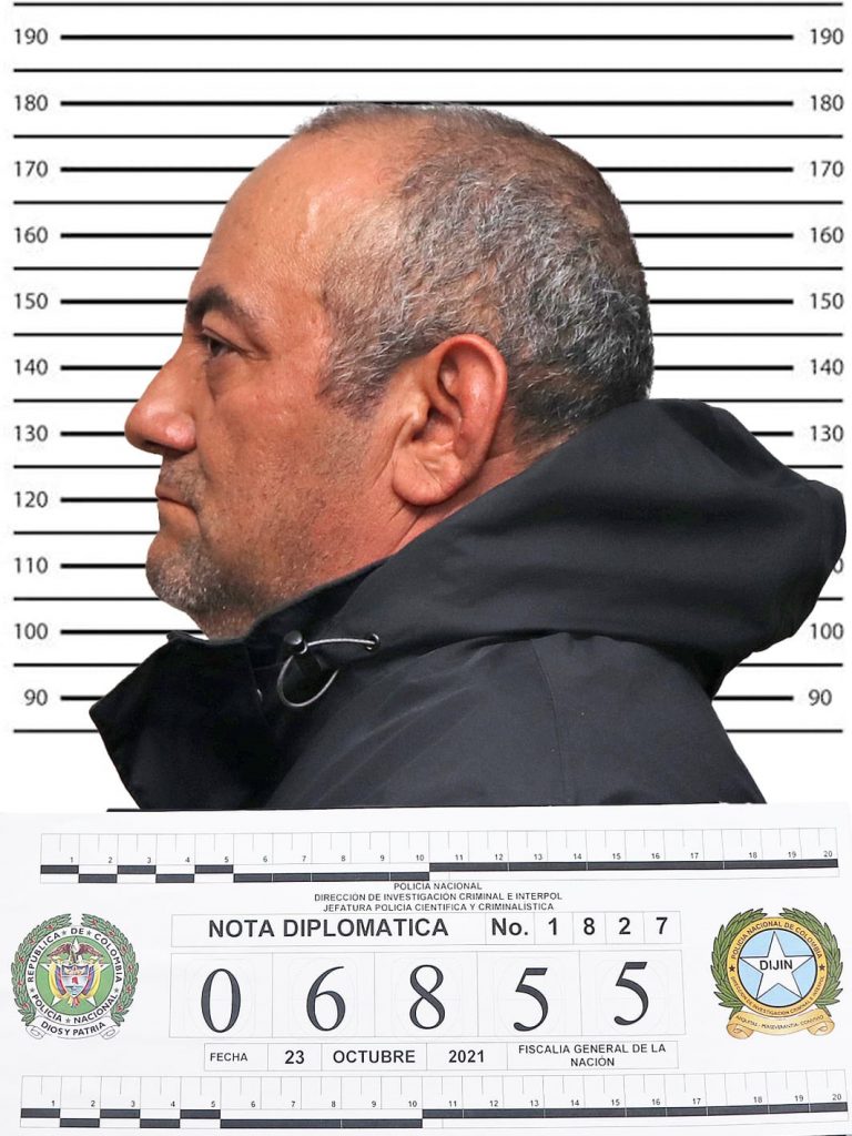 A alias 'Otoniel' se le borró la sonrisa al ser reseñado En redes sociales, el presidente Iván Duque publicó las imágenes de la reseña de Dairo Antonio Úsuga, alias ‘Otoniel’, máximo cabecilla del Clan del Golfo, luego de que el pasado sábado fuera capturado en una zona apartada del Nudo de Paramillo, entre el cerro Yoki y el Cerro Azul, en el departamento de Antioquia. 'Otoniel' era el hombre m´ás buscado de Colombia y el gobierno gringo ofrecía una recompensa de 5 millones de dólares por su captura.