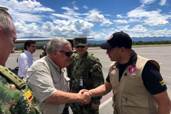 Por millonarias donaciones le dieron la nacionalidad colombiana 3 Por millonarias donaciones le dieron la nacionalidad colombiana El millonario estadounidense Howard Buffett recibió la nacionalidad colombiana de manos del presidente Iván Duque, quien expresó su agradecimiento por las donaciones del filántropo al país.