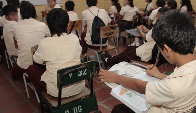 MinSalud planea fortalecer vacunación en colegios 2 MinSalud planea fortalecer vacunación en colegios Las autoridades sanitarias siguen haciendo esfuerzos para lograr que la vacunación en Colombia cada vez esté más cerca y alcance la cifra del 70% de la población inmunizada. Sin embargo, aún hace falta un porcentaje importante de ciudadanos de cada grupo poblacional.