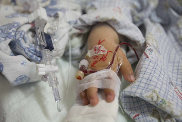 Bebé perdió la vida por absurdo caso de maltrato infantil Indignación y dolor ha causado la muerte de un pequeño, de tan solo un año y nueve meses, en el sur de la capital, más exactamente en el barrio Danubio Azul de Usme. Y todo a causa de los múltiples golpes que le encontraron en su cuerpo, en un presunto caso de maltrato infantil. Así lo manifestaron las autoridades en las últimas horas.