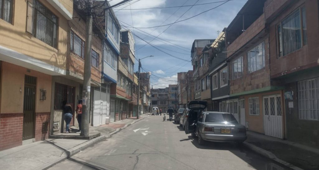 Sicarios matan a Sebastián en el barrio La Puerta 1 Sicarios matan a Sebastián en el barrio La Puerta Sobre las 10:30 de la noche del pasado sábado, Sebastián Forero Jaramillo salió de su casa ubicada en el corazón del barrio La Puerta, en Bosa, para fumarse un cigarrillo. A tan solo unos pocos pasos de su hogar, en donde vivía con su familia, dos despiadados matones le quitaron la vida de un disparo que le propinaron sin mediar palabra alguna.