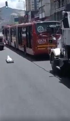 A carro de criminalística se le cayó cadáver en vía pública En las redes sociales se hizo viral en las últimas horas el video de un insólito caso, en el que se ve un cadáver envuelto que se cae de un carro de criminalística en plena vía pública del sur de Bogotá.