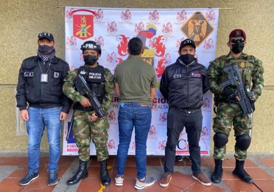 Capturan a alias 'Colacho' en hotel de Bogotá 1 Capturan a alias 'Colacho' en hotel de Bogotá Este jueves fue capturado en un hotel de Bogotá Jhon Carlos Rincón, alias ‘Colacho’, cabecilla de las disidencias de las Farc en el sur de Bolívar, que buscaba evadir a las autoridades escondiéndose en la capital.