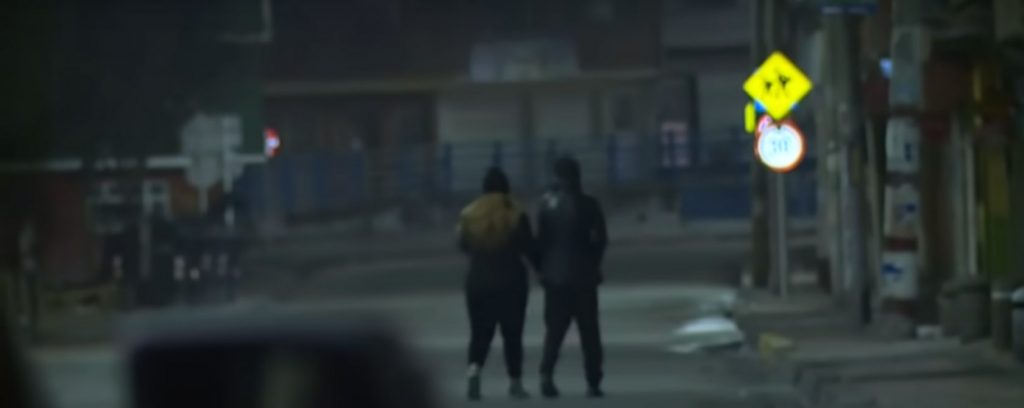 Misterio en Kennedy por personas que caminan para atrás Asustados se encuentran los habitantes del barrio Catalina segundo sector, en la localidad de Kennedy, tras haber visto en varias oportunidades a un hombre y una mujer tomados de la mano y caminando a medianoche de para atrás, por las calles del vecindario.