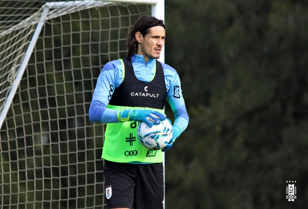 Tabárez paró un equipo con Brian Rodríguez y ¡sin Édinson Cavani! 2 Tabárez paró un equipo con Brian Rodríguez y ¡sin Édinson Cavani! En el fútbol las estrategias y los engaños no solo se hacen con el balón en la cancha, desde los días previos se especula con las posibles nóminas inicialistas para despistar al rival. Al parecer, a esto es a lo que están jugando los uruguayos, quienes este miércoles pararon una nómina sorpresiva en su último entrenamiento previo al partido de mañana contra Colombia.