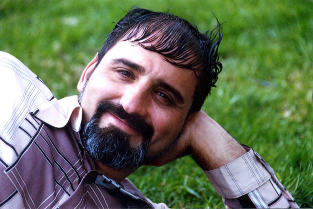 "Dejen la doble moral y abran los teatros", Róbinson Díaz Róbinson Díaz, uno de los actores más destacados de Colombia en las últimas décadas, dejó ver su descontento por la forma como el Gobierno Nacional está manejando el acceso del público a los teatros en la reactivación económica. El antioqueño también se refirió a sus proyectos, lo que ha hecho en la pandemia, a la transformación de los contenidos audiovisuales y hasta dejó ver su indignación contra el reguetón.