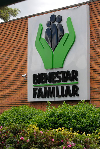 Inscríbase a una de las 3.792 ofertas de empleo del ICBF 1 Inscríbase a una de las 3.792 ofertas de empleo del ICBF La Comisión Nacional del Servicio Civil abrió una nueva convocatoria para aplicar 3.792 empleos en el Instituto Colombiano del Bienestar Familiar (ICBF).