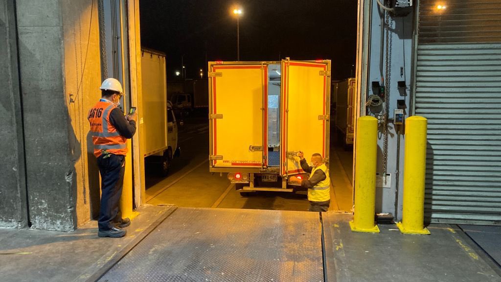 100 mil dosis de AstraZeneca fueron donadas por España Con el objetivo de continuar de manera exitosa con el Plan Nacional de Vacunación, Colombia recibió 100.000 dosis de la vacuna de AstraZenca que serán distribuidas y aplicadas en todo el territorio nacional.