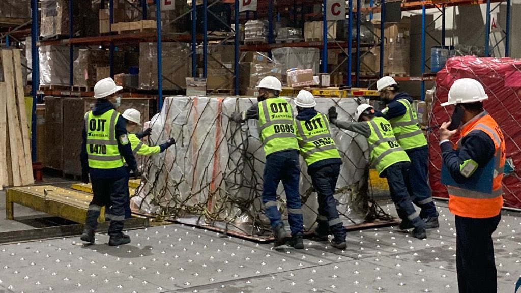 100 mil dosis de AstraZeneca fueron donadas por España Con el objetivo de continuar de manera exitosa con el Plan Nacional de Vacunación, Colombia recibió 100.000 dosis de la vacuna de AstraZenca que serán distribuidas y aplicadas en todo el territorio nacional.