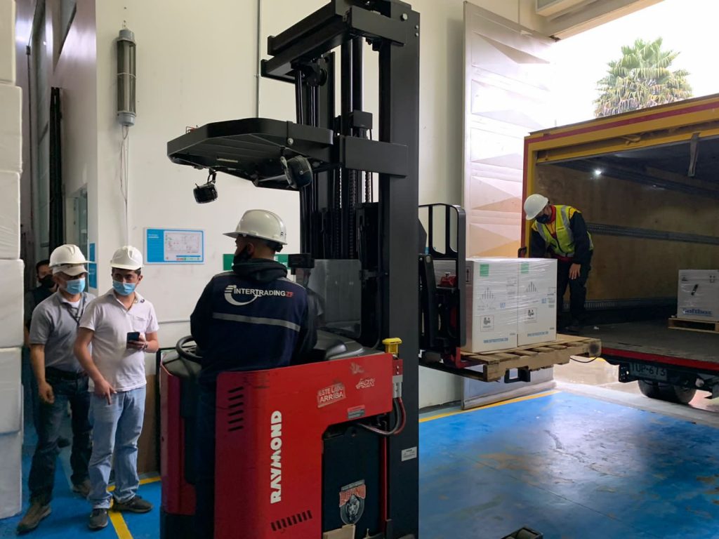 Llegó al país nuevo lote de vacunas de Pfizer 2 Llegó al país nuevo lote de vacunas de Pfizer El país recibió este miércoles un nuevo lote de vacunas contra el Covid-19. Se trata de 126.360 dosis del laboratorio Pfizer, a través del acuerdo bilateral con la farmacéutica.