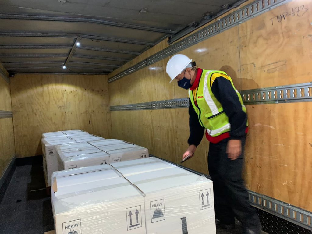Llegó al país nuevo lote de vacunas de Pfizer 1 Llegó al país nuevo lote de vacunas de Pfizer El país recibió este miércoles un nuevo lote de vacunas contra el Covid-19. Se trata de 126.360 dosis del laboratorio Pfizer, a través del acuerdo bilateral con la farmacéutica.