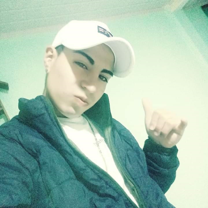 A Carlos lo encontraron con un tiro en la cabeza en un pastizal El sexto sentido de una vecina del barrio Las Delicias del Carmen (Usaquén) la llevó a desenredar un macabro misterio: un joven a quien ella había visto a primeras horas del martes tendido en una zona verde, en los límites del barrio, resultó ser Carlos Enrique Yopasa Benitez, de 23 años, a quien le propinaron un disparo en su cabeza.