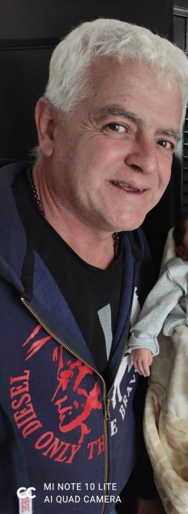 Tristeza en San Andresito por crimen del comerciante Jairo 1 Tristeza en San Andresito por crimen del comerciante Jairo Cuatro días de intensa búsqueda vivió la familia del comerciante de San Andresito, Jairo Alonso Gómez. Estuvieron al borde del desespero, hasta que la llamada de un investigador al hermano de la víctima confirmó lo peor: las huellas dactilares de un cuerpo que estaba en Medicina Legal correspondían con las del señor de 58 años, quien había desaparecido el pasado jueves 7 de octubre.