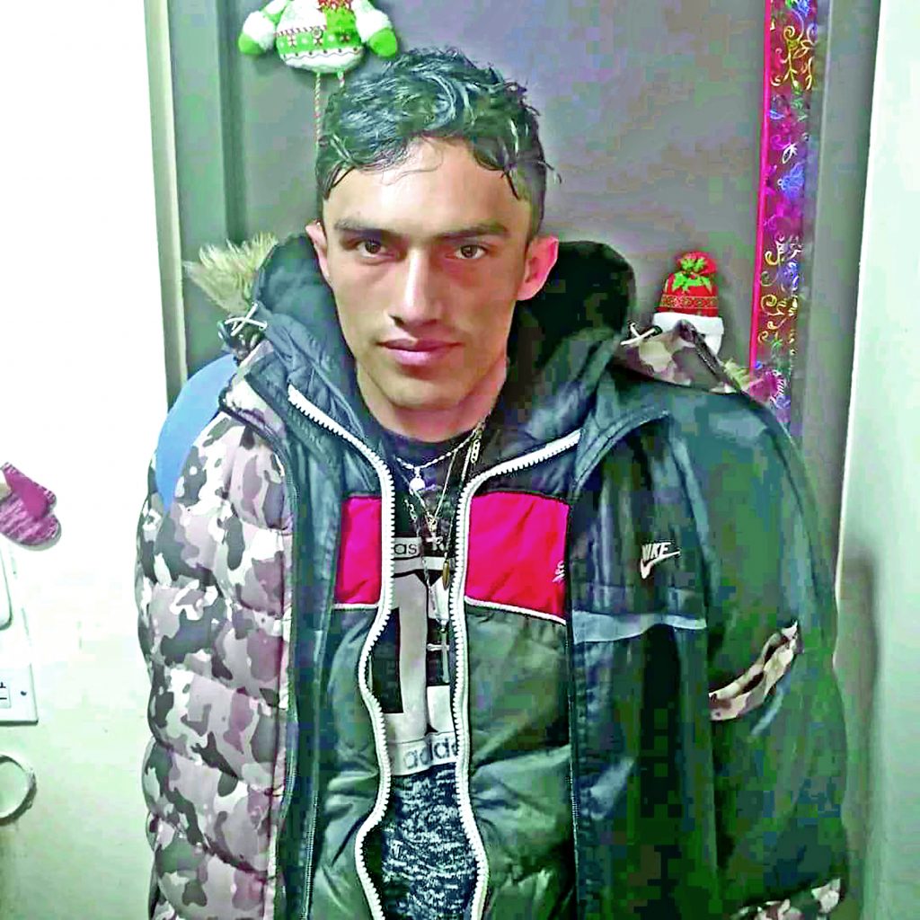 Acribillaron a Yéfferson en La Estancia 2 Acribillaron a Yéfferson en La Estancia Los 29 años de vida de Yéfferson Ortiz Pedrera, joven cuyo corto camino se vio involucrado en situaciones de peligro anteriormente, finalmente llegaron a su fin en el momento en que sicarios en motocicleta le arrebataron la vida en plena vía del barrio La Estancia (Ciudad Bolívar). Su cuerpo quedó tendido ante los sorprendidos ojos de los vecinos que ya lo reconocían como antiguo vecino.