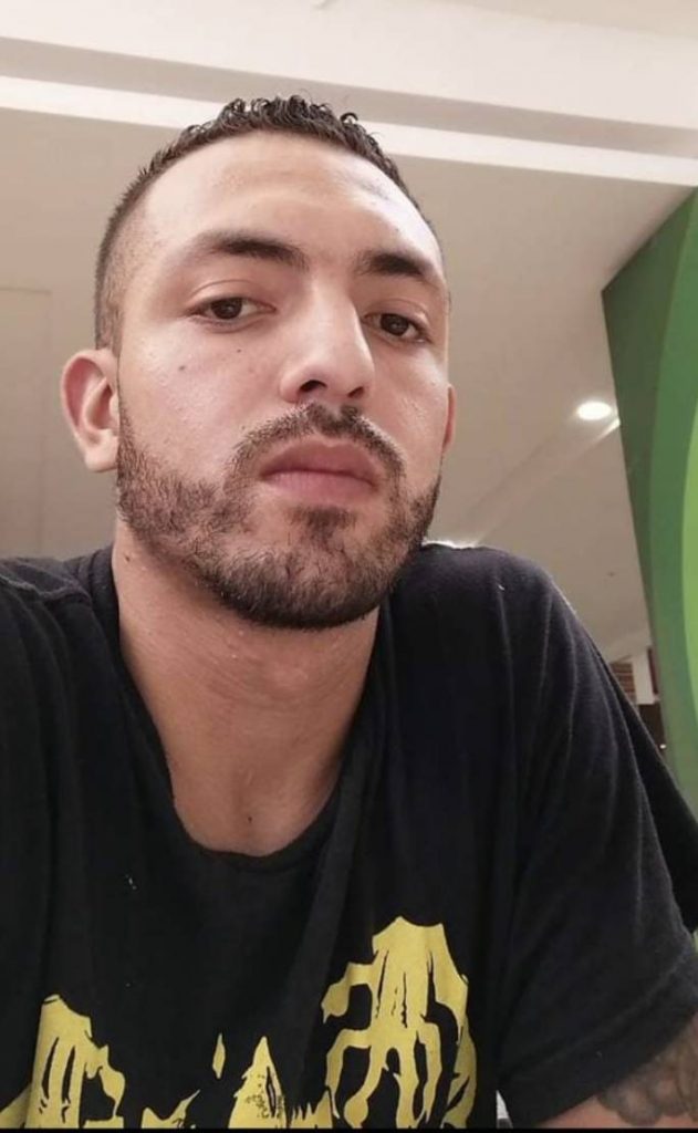 Sicarios matan a Sebastián en el barrio La Puerta 2 Sicarios matan a Sebastián en el barrio La Puerta Sobre las 10:30 de la noche del pasado sábado, Sebastián Forero Jaramillo salió de su casa ubicada en el corazón del barrio La Puerta, en Bosa, para fumarse un cigarrillo. A tan solo unos pocos pasos de su hogar, en donde vivía con su familia, dos despiadados matones le quitaron la vida de un disparo que le propinaron sin mediar palabra alguna.