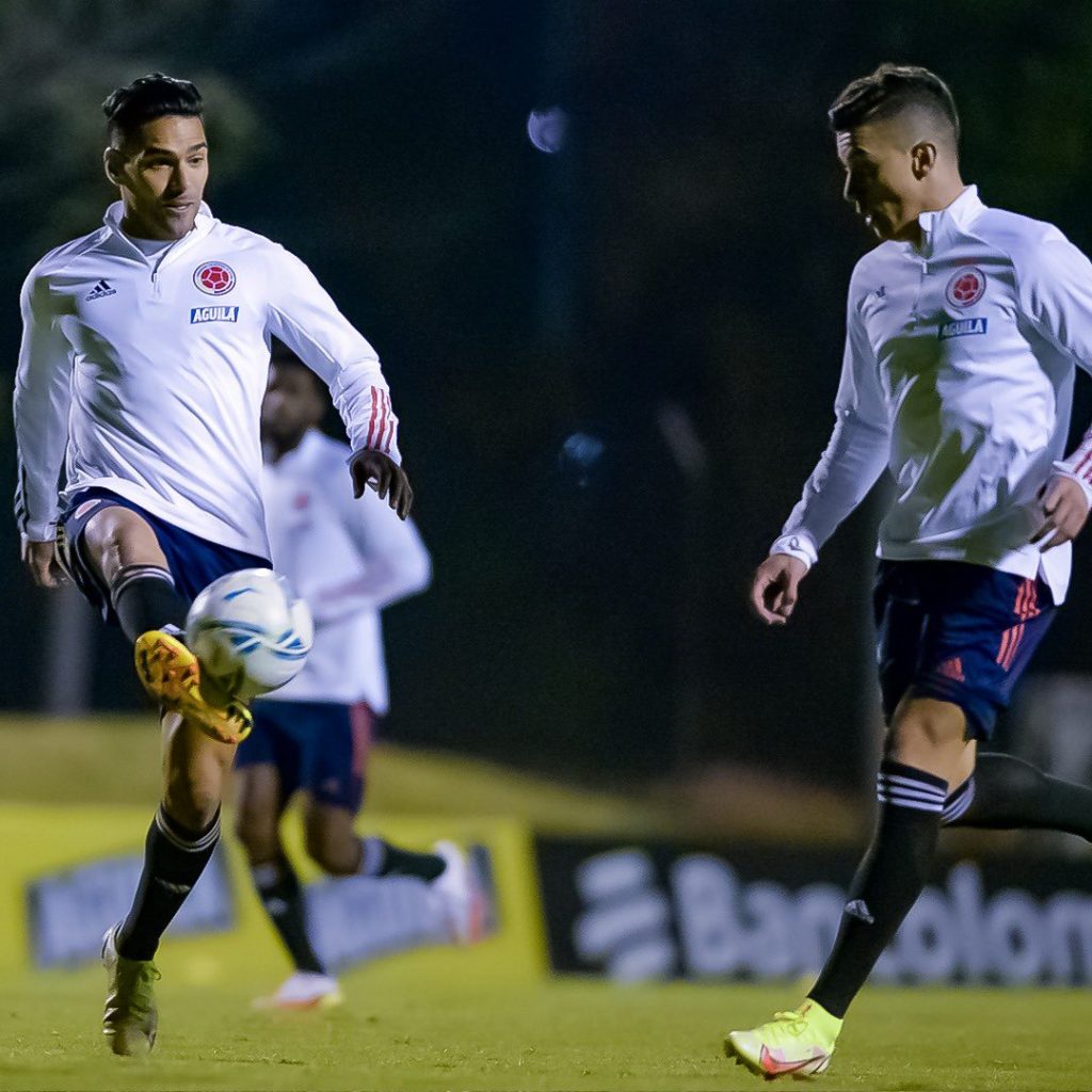 Rueda tendría lista la titular para enfrentar a los uruguayos 3 Rueda tendría lista la titular para enfrentar a los uruguayos Sobre las 11 de la noche de este martes la Selección Colombia, con un plantel de 25 jugadores, llegó a Montevideo para en encuentro contra Uruguay de mañana por la jornada 11 de las Eliminatorias Suramericanas rumbo al Mundial Catar 2022.