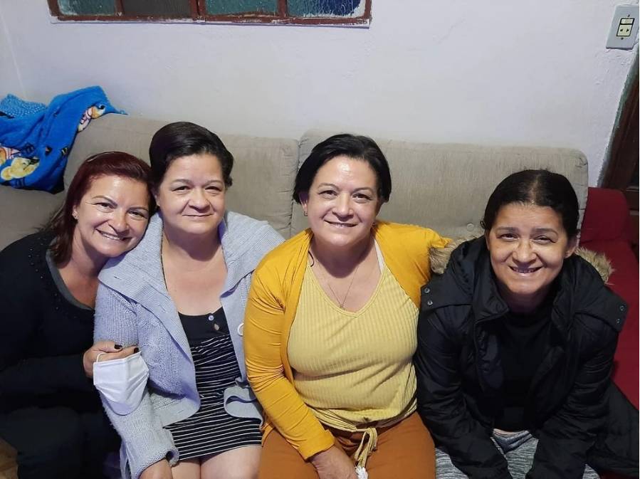 Después de 50 años encontró a su familia de pura casualidad Margarete Soares es una brasileña de 56 años que encontró a su familia biológica sin querer. Resulta que quería comprar un carro, y para ello le solicitaron varios documentos, por lo que encontró por casualidad su verdadero apellido, el cual fue clave para averiguar quiénes eran sus parientes.