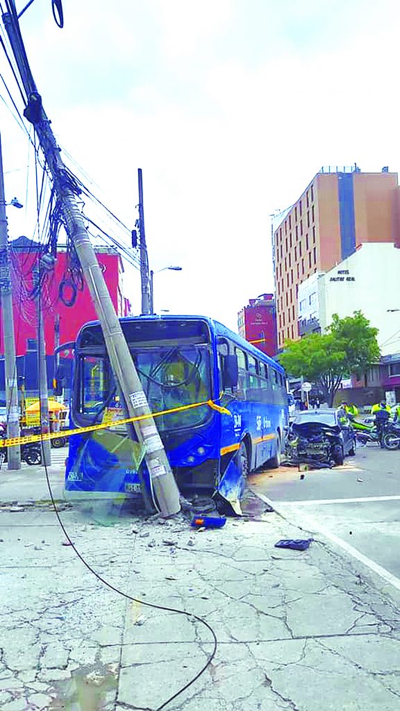 EN VIDEO. Mortal accidente de tránsito en Quinta Paredes 1 EN VIDEO. Mortal accidente de tránsito en Quinta Paredes Impactantes resultan las imágenes captadas por una cámara de seguridad sobre el accidente entre un bus del SITP y un vehículo particular, dadas a conocer recientemente. El hecho ocurrió en el barrio Quinta Paredes (Teusaquillo), donde infortunadamente perdió la vida una mujer.