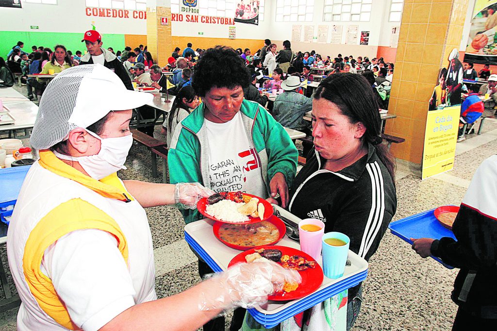 1 de cada 3 colombianos no come tres veces al día 3 1 de cada 3 colombianos no come tres veces al día A través de su encuesta del Pulso Social, el Dane reveló algunas cifras, unas buenas y otras no tanto, sobre la situación social y económica del país.