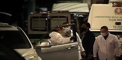 El homicidio de comerciante chino en aparente fleteo en Modelia 2 El homicidio de comerciante chino en aparente fleteo en Modelia Un maletín de color negro en el piso y los vidrios de la camioneta esparcidos sobre la acera de una calle del barrio Modelia, en Fontibón, fueron los rezagos que quedaron tras el crimen cometido contra un joven, comerciante de la China. Su cuerpo sin vida estaba en el puesto del piloto con una herida de bala que resultó mortal. Algunos vecinos fueron testigos del letal ataque.
