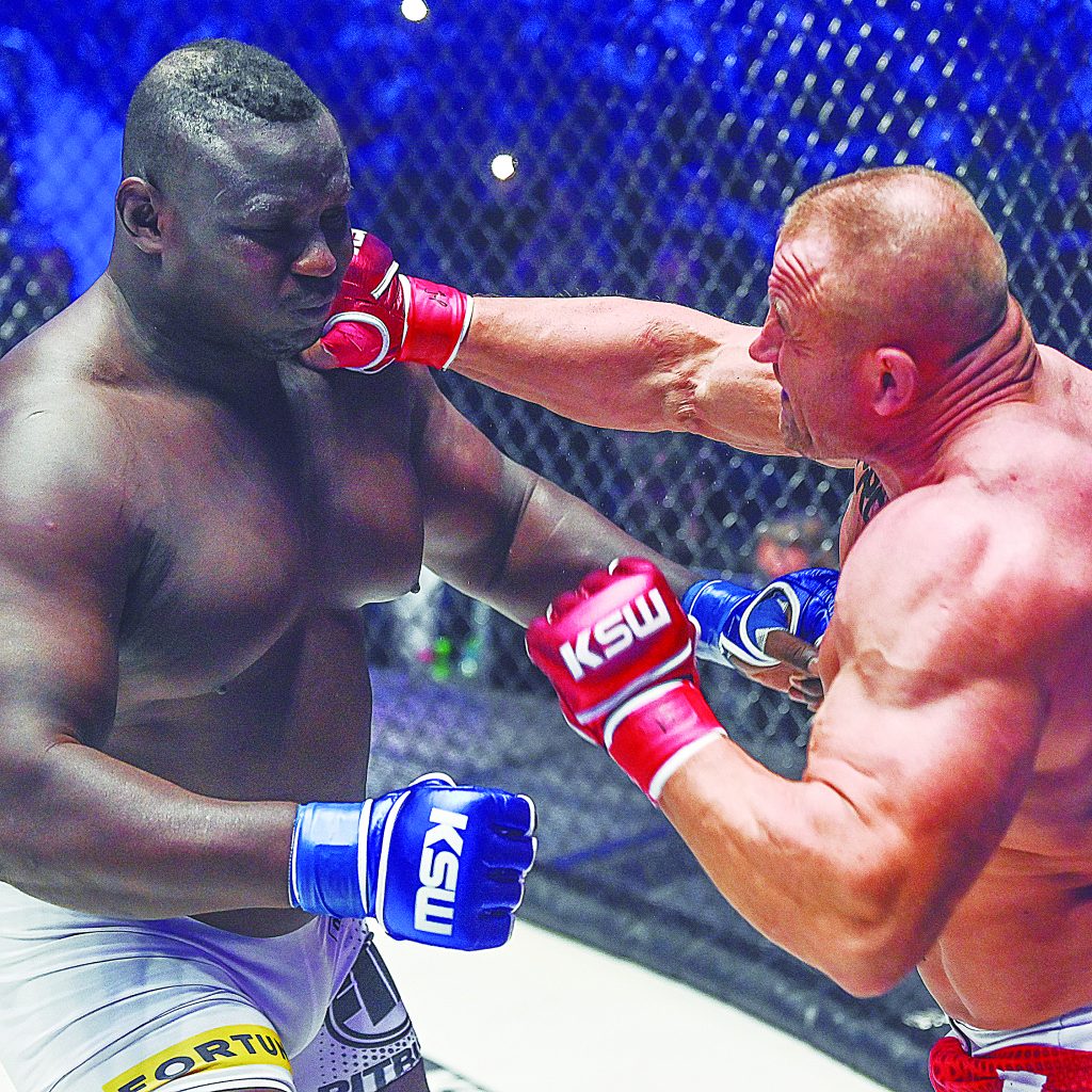 Mariusz Pudzianowski derrotó a su rival en tan solo 18 segundos Mariusz Pudzianowski, considerado cinco veces como el hombre más fuerte del mundo, logró un récord en las artes marciales mixtas, pues le bastaron pocos segundos para noquear a su rival. Lo hizo con un gancho de derecha en una pelea de súper pesados disputada el fin de semana en Polonia.