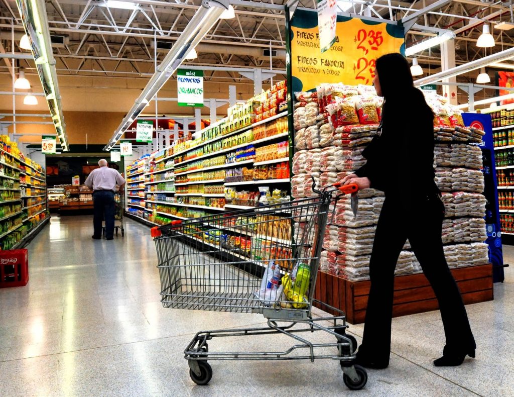 Tiendas azotadas por robos de productos 1 Tiendas azotadas por robos de productos Si hubo un sector comercial que no descansó durante los días más álgidos de la pandemia, ese fue el de los supermercados y demás abastecimientos de comida y enseres catalogados como de primera necesidad.
