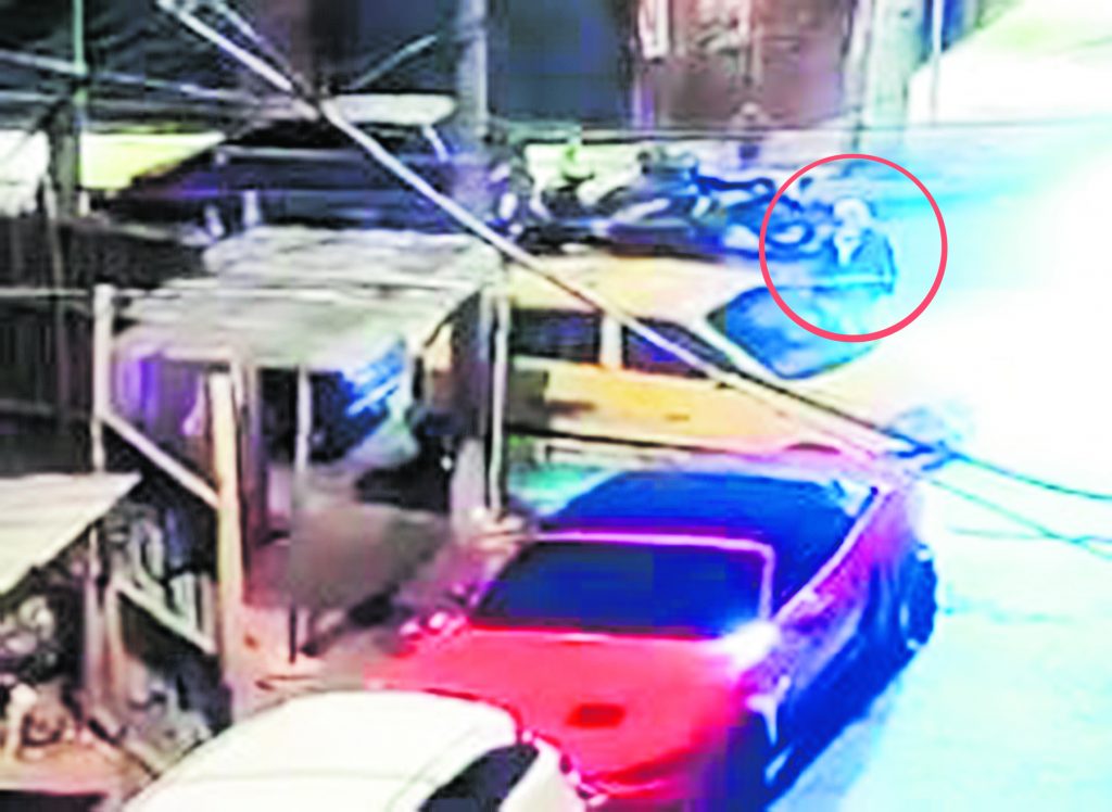 Tristeza en San Andresito por crimen del comerciante Jairo 2 Tristeza en San Andresito por crimen del comerciante Jairo Cuatro días de intensa búsqueda vivió la familia del comerciante de San Andresito, Jairo Alonso Gómez. Estuvieron al borde del desespero, hasta que la llamada de un investigador al hermano de la víctima confirmó lo peor: las huellas dactilares de un cuerpo que estaba en Medicina Legal correspondían con las del señor de 58 años, quien había desaparecido el pasado jueves 7 de octubre.