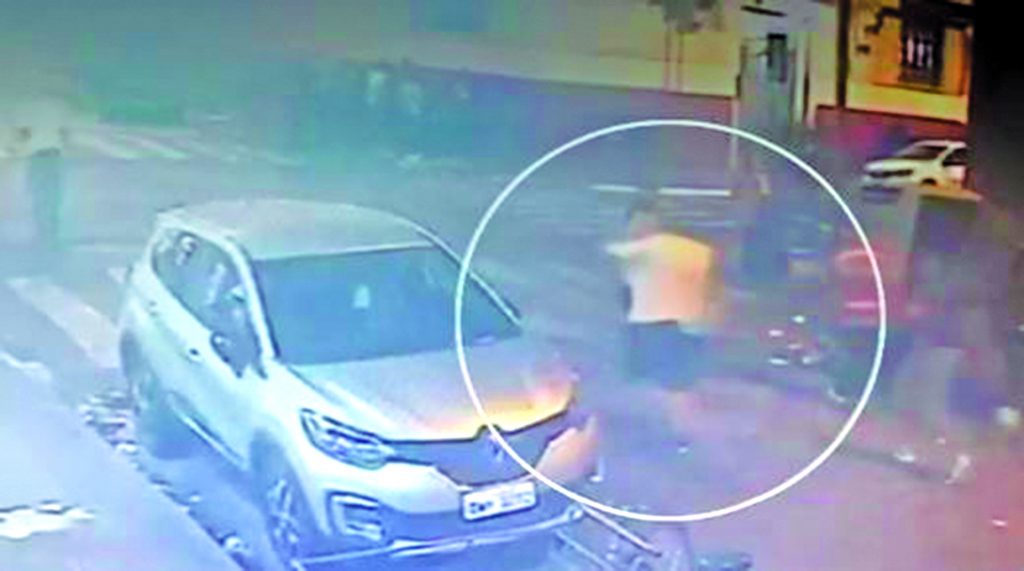 A Brian lo asesinaron en Brasil y ahora esperan su cuerpo en Bogotá 2 A Brian lo asesinaron en Brasil y ahora esperan su cuerpo en Bogotá El anhelo de Elizabeth Carrillo de volver abrazar a su hijo, mirarlo a los ojos y decirle lo mucho que lo ama, ahora hace parte de un sueño, o mejor, de una pesadilla. La luz de sus ojos no solo murió en otro país a manos de un desalmado, sino que su cuerpo permanece allí y ni siquiera han podido traerlo para darle el último adiós.