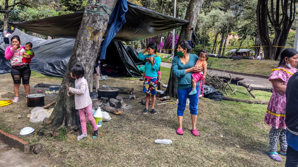 Indígenas, en minga permanente en el Parque Nacional Hoy se cumplen ocho días desde que miles de indígenas de, al menos 13 comunidades diferentes, llegaron a ocupar el Parque Nacional de Bogotá. Acordonado y repleto de niños, mujeres y hombres de la llamada ‘Guardia’, este emblemático sitio de la capital se ha convertido en toda una ciudadela, un pequeño barrio con cientos de cambuches armados con bolsas y hogueras con grandes ollas.&nbsp;