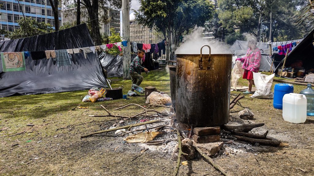 Indígenas, en minga permanente en el Parque Nacional Hoy se cumplen ocho días desde que miles de indígenas de, al menos 13 comunidades diferentes, llegaron a ocupar el Parque Nacional de Bogotá. Acordonado y repleto de niños, mujeres y hombres de la llamada ‘Guardia’, este emblemático sitio de la capital se ha convertido en toda una ciudadela, un pequeño barrio con cientos de cambuches armados con bolsas y hogueras con grandes ollas.&nbsp;