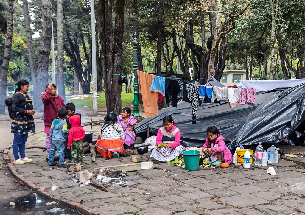 Indígenas, en minga permanente en el Parque Nacional Hoy se cumplen ocho días desde que miles de indígenas de, al menos 13 comunidades diferentes, llegaron a ocupar el Parque Nacional de Bogotá. Acordonado y repleto de niños, mujeres y hombres de la llamada ‘Guardia’, este emblemático sitio de la capital se ha convertido en toda una ciudadela, un pequeño barrio con cientos de cambuches armados con bolsas y hogueras con grandes ollas.&nbsp;