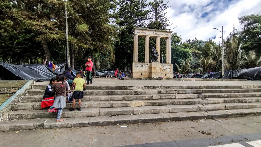 Indígenas, en minga permanente en el Parque Nacional Hoy se cumplen ocho días desde que miles de indígenas de, al menos 13 comunidades diferentes, llegaron a ocupar el Parque Nacional de Bogotá. Acordonado y repleto de niños, mujeres y hombres de la llamada ‘Guardia’, este emblemático sitio de la capital se ha convertido en toda una ciudadela, un pequeño barrio con cientos de cambuches armados con bolsas y hogueras con grandes ollas.&nbsp;
