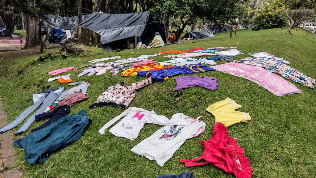 Indígenas, en minga permanente en el Parque Nacional Hoy se cumplen ocho días desde que miles de indígenas de, al menos 13 comunidades diferentes, llegaron a ocupar el Parque Nacional de Bogotá. Acordonado y repleto de niños, mujeres y hombres de la llamada ‘Guardia’, este emblemático sitio de la capital se ha convertido en toda una ciudadela, un pequeño barrio con cientos de cambuches armados con bolsas y hogueras con grandes ollas.&nbsp;