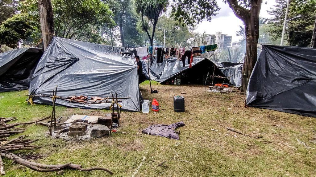 Indígenas, en minga permanente en el Parque Nacional Hoy se cumplen ocho días desde que miles de indígenas de, al menos 13 comunidades diferentes, llegaron a ocupar el Parque Nacional de Bogotá. Acordonado y repleto de niños, mujeres y hombres de la llamada ‘Guardia’, este emblemático sitio de la capital se ha convertido en toda una ciudadela, un pequeño barrio con cientos de cambuches armados con bolsas y hogueras con grandes ollas.&nbsp;