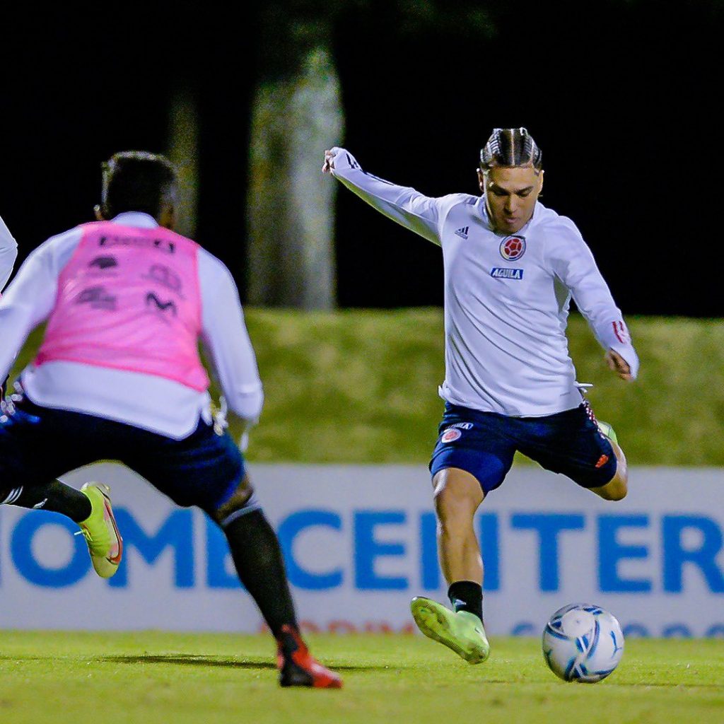 Rueda tendría lista la titular para enfrentar a los uruguayos 4 Rueda tendría lista la titular para enfrentar a los uruguayos Sobre las 11 de la noche de este martes la Selección Colombia, con un plantel de 25 jugadores, llegó a Montevideo para en encuentro contra Uruguay de mañana por la jornada 11 de las Eliminatorias Suramericanas rumbo al Mundial Catar 2022.