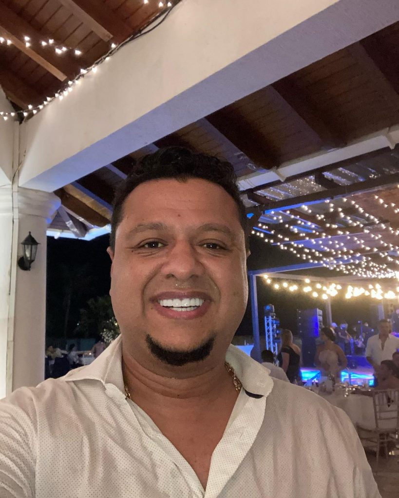 Rafael Santos habla de lo fuerte que es interpretar su vida 4 Rafael Santos habla de lo fuerte que es interpretar su vida La sangre que corre por las venas de Rafael Santos está toda llenita de arte. ¡Y cómo no! Su papá, el inolvidable Diomedes Díaz, le dejó toda la herencia de la música vallenata, esa por la que se sigue abriendo camino y, por ahí derecho, dejando el legado a sus futuras generaciones.