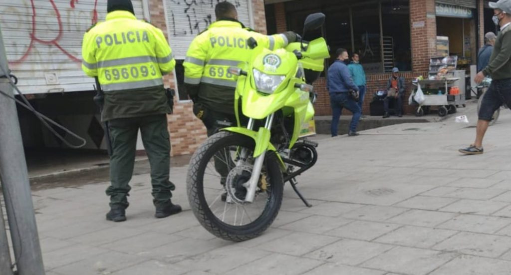 Sicarios en moto le dispararon sin clemencia a ‘jalador’ de bar 1 Sicarios en moto le dispararon sin clemencia a ‘jalador’ de bar Usando sus gafas oscuras, un muchacho que laboraba en un bar de Patio Bonito fue alcanzado por los imbatibles proyectiles de unos expertos pistoleros, quienes llegaron a su lugar de trabajo con el fin de asesinarlo. Fue poco lo que pudo hacer el joven al percatarse del atentado que se le venía encima, pues el ataque fue tan rápido y certero que terminó desangrándose en la entrada del local.