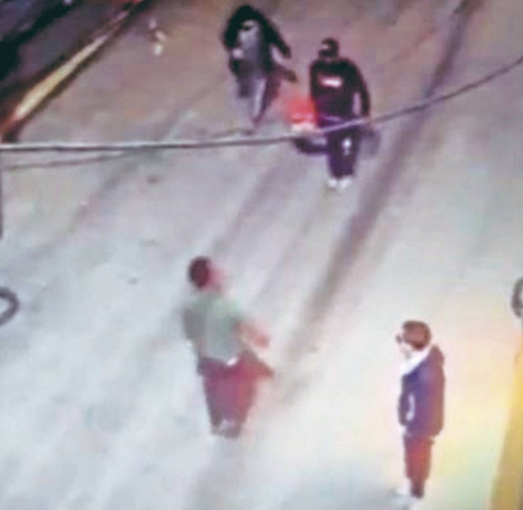Sicarios en moto le dispararon sin clemencia a ‘jalador’ de bar 2 Sicarios en moto le dispararon sin clemencia a ‘jalador’ de bar Usando sus gafas oscuras, un muchacho que laboraba en un bar de Patio Bonito fue alcanzado por los imbatibles proyectiles de unos expertos pistoleros, quienes llegaron a su lugar de trabajo con el fin de asesinarlo. Fue poco lo que pudo hacer el joven al percatarse del atentado que se le venía encima, pues el ataque fue tan rápido y certero que terminó desangrándose en la entrada del local.